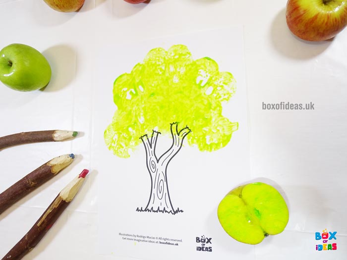 Green Stamped Tree for Bugs and Nature Simple Stamping Art activity for Preschool Kids using Apples. #preschool #crafts #apples #stamped