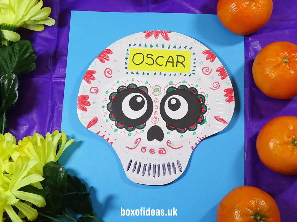 Catrina Paper Plate skulls to make with kids for Day of the Dead #dayofthedead #paperplate #craft #halloween